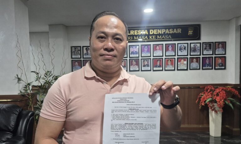 Hengki Rachmat saat menyerahkan dokumen tambahan terkait dugaan tunggakan pembayaran proyek Cargo Permai di Mapolresta Denpasar, pada Kamis (21/5/2026). (dok: istimewa)