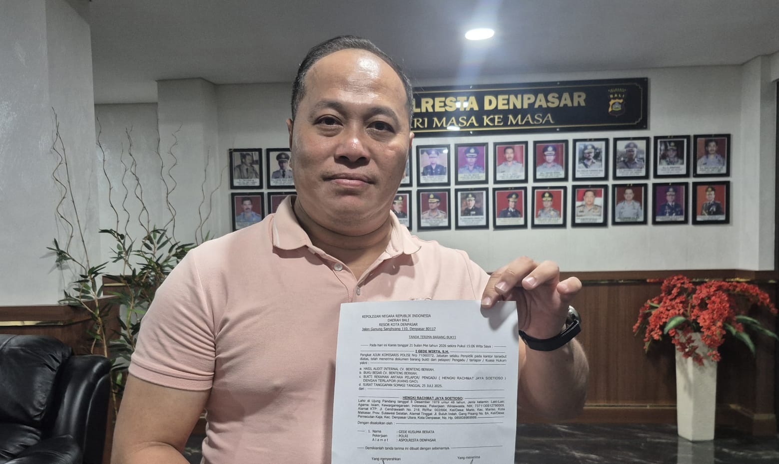 Hengki Rachmat saat menyerahkan dokumen tambahan terkait dugaan tunggakan pembayaran proyek Cargo Permai di Mapolresta Denpasar, pada Kamis (21/5/2026). (dok: istimewa)