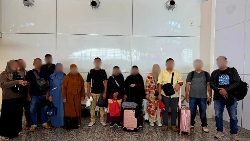 13 WNI diduga hendak mengikuti ibadah haji melalui jalur non prosedural saat akan terbang menuju Kuala Lumpur, Malaysia, Jumat (22/5/2026). (dok: Imigrasi Ngurah Rai)