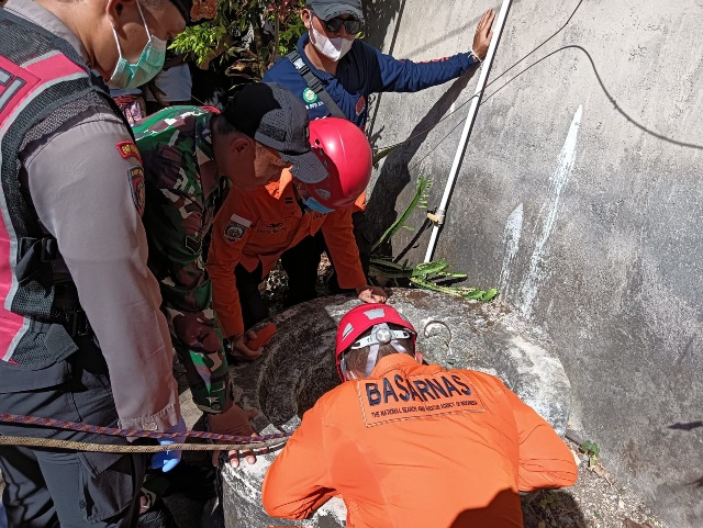Tim SAR saat evakuasi warga yang ditemukan di dasar sumur di Desa Bunga Mekar, Kecamatan Nusa Penida, Kabupaten Klungkung, Senin (25/5/2026). (dok.TimSAR)