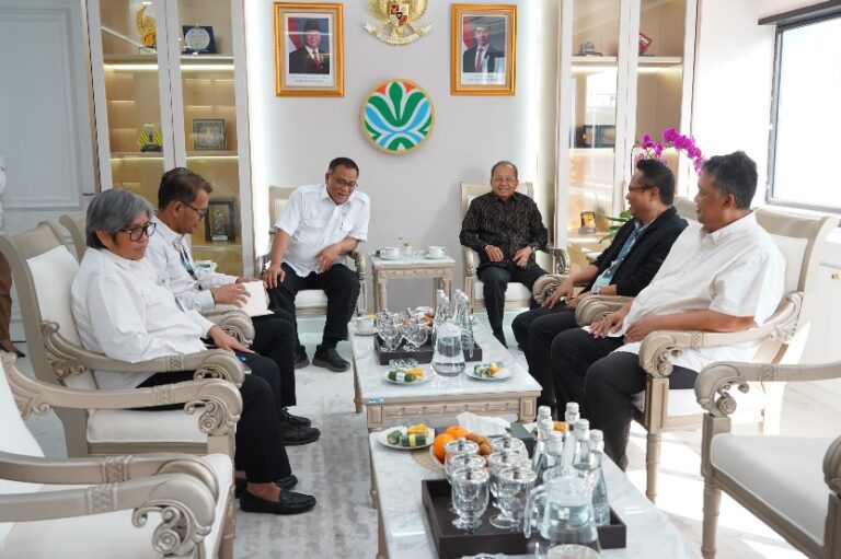 Gubernur Bali Wayan Koster bertemu Menteri Lingkungan Hidup Mohammad Jumhur Hidayat di kantor Kementerian Lingkungan Hidup (KLH), Jakarta, Selasa (26/5/2026). (dok: istimewa)