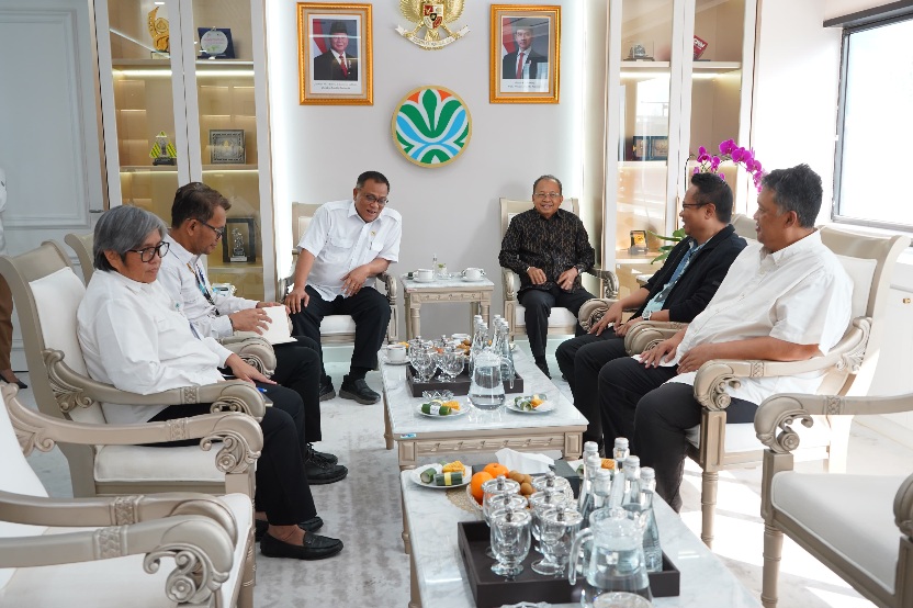 Gubernur Bali Wayan Koster bertemu Menteri Lingkungan Hidup Mohammad Jumhur Hidayat di kantor Kementerian Lingkungan Hidup (KLH), Jakarta, Selasa (26/5/2026). (dok: istimewa)