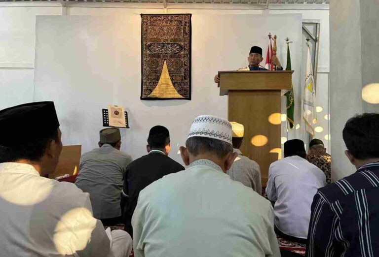 Ustaz Fajar Firdausi saat mengisi khtubah Salat Iduladha di Gedung Serba Guna Yayasan Insan Mulia di Perum Dewata Permai, Sading, Mengwi, Rabu (27/5/2026). (dok: istimewa)
