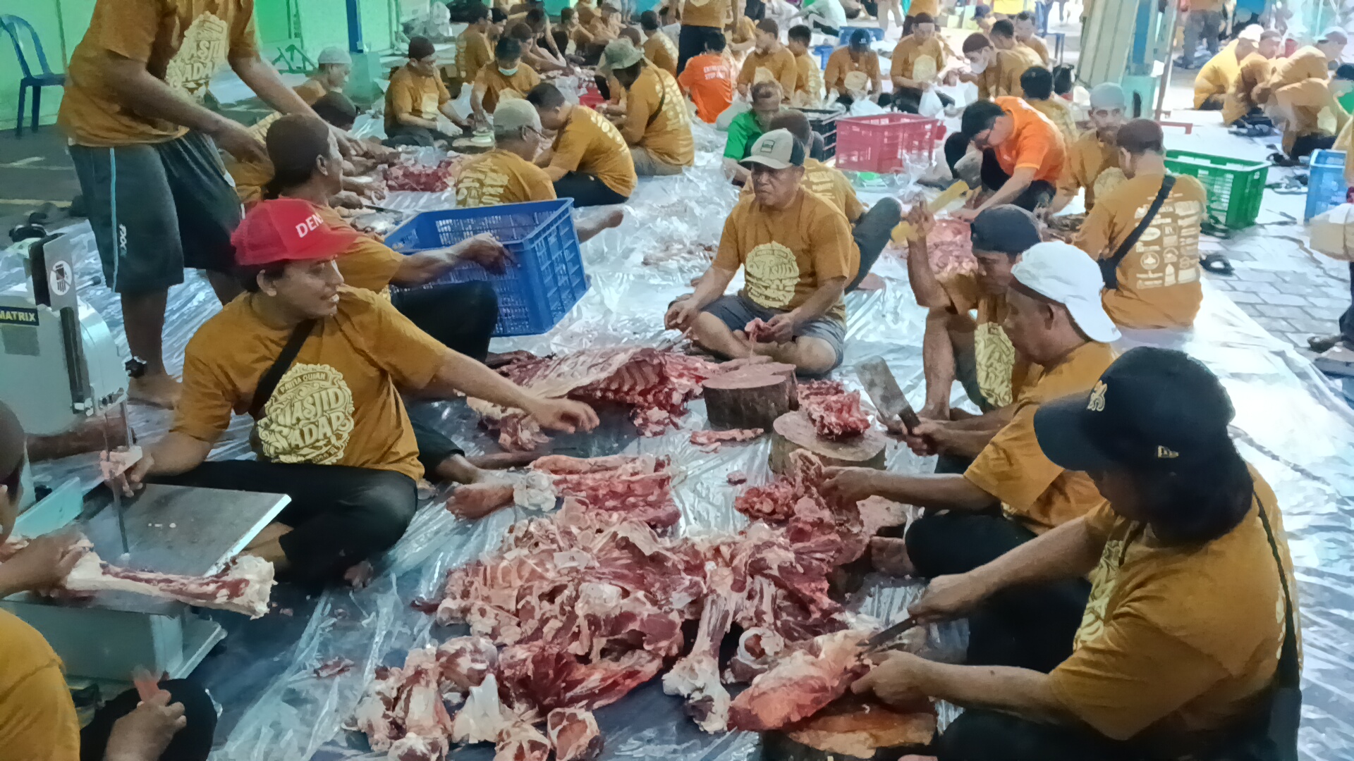 Panitia penyembelihan kurban Masjid Sadar, Denpasar. (Dok. Realitas Bali)