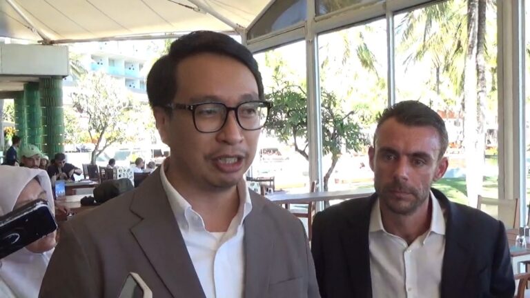 Raden Suharsanto Raharjo dari Hendarman Law Firm (HLF), selaku kuasa hukum Adrian James Campbell, saat menyampaikan keterangan terkait kasus investasi yang dilaporkan ke Polda Bali. (dok: realitasbali)