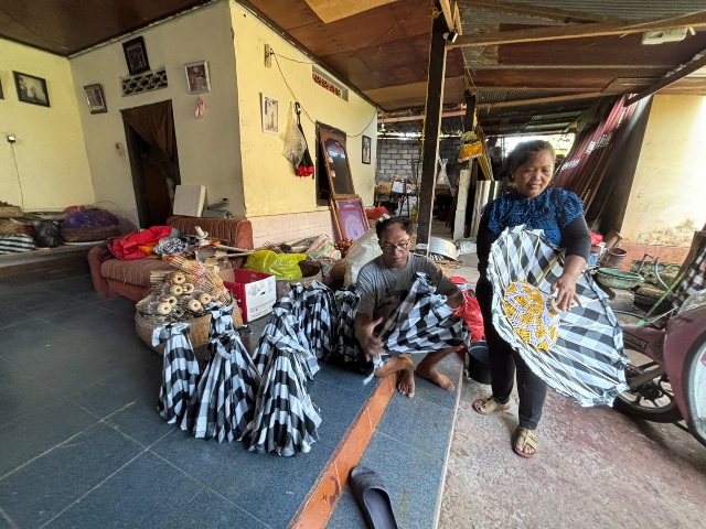 Perajin pembuatan tedung upacara di kawasan Puri Satria Kanginan, Desa Paksebali, Kabupaten Klungkung, Anak Agung Gede Anom Suwastika (56). (dok: realitasbali)
