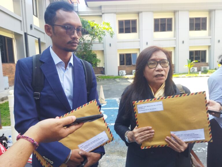 Horasman Diando Suradi (kiri) dan Siti Sapura (Kanan) Kuasa Hukum Terlapor, datangi Polresta Denpasar pada (22/06/2026). (dok: realitasbali)