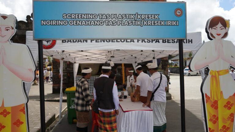 Screening plastik sekali pakai dalam gelaran Karya Ida Bhatara Turun Kabeh (IBTK) Tahun 2026. (dok: istimewa)