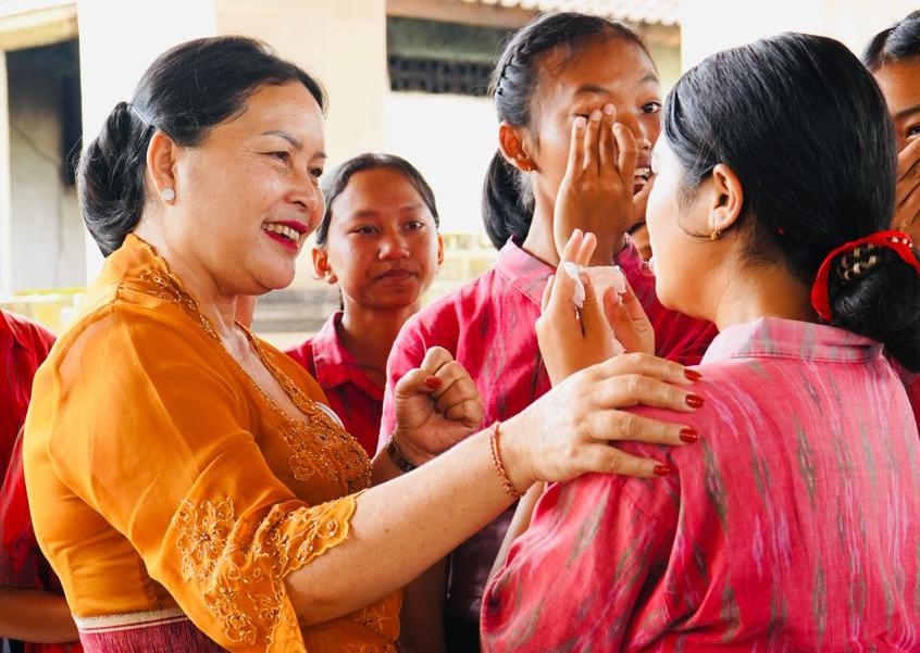 Ketua orum Partisipasi Publik untuk Kesejahteraan Perempuan dan Anak (PUSPA) Provinsi Bali, Ny. Seniasih Giri Prasta saat Sosialisasi Pencegahan Kekerasan Terhadap Anak di SMP Negeri 3 Petang, Kabupaten Badung, Kamis (30/4/2026). (dok: istimewa)