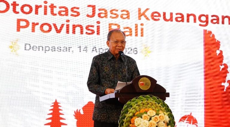 Gubernur Bali Wayan Koster saat menghadiri pengukuhan Kepala Otoritas Jasa Keuangan (OJK) Provinsi Bali di Denpasar, Selasa (14/4/2026). (dok: istimewa)