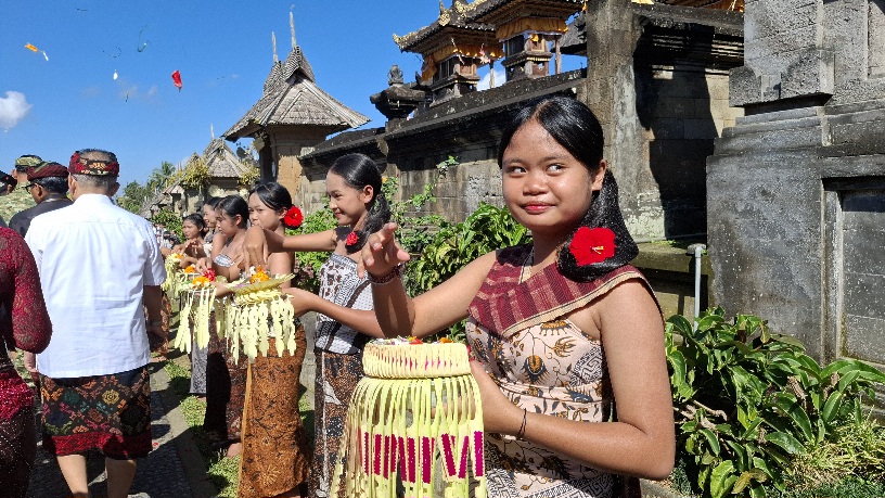 Muda mudi Desa Adat Panglipuran saat memberi sambutan dalam gelaran Pembukaan Penglipuran Village Festival (PVF) ke-13 Desa Wisata Penglipuran, Kabupaten Bangli, Kamis (9/7/2026). (dok: Rahma)