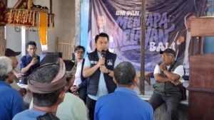 Ketua Umum Barisan Muda Partai Amanat Nasional (BM PAN), Slamet Ariyadi saat berdialog dengan masyarakat nelayan Desa Kusamba, Kecamatan Dawan, Kabupaten Klungkung, pada Jumat (24/7/2026). (dok: Rahma)