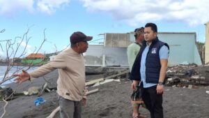 Ketua Umum Barisan Muda Partai Amanat Nasional (BM PAN), Slamet Ariyadi saat mengunjungi wilayah pantai yang terkena abrasi di Desa Kusamba, Kecamatan Dawan, Kabupaten Klungkung, pada Jumat (24/7/2026). (dok: Rahma)