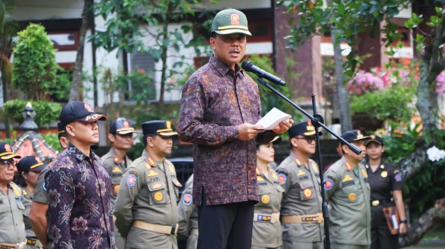 Sekretaris Daerah (Sekda) Provinsi Bali, Dewa Made Indra saat memberikan arahan dalam Upacara Peringatan HUT ke-76 Satpol PP dan HUT ke-64 Satuan Perlindungan Masyarakat (Satlinmas) Tahun 2026 di Halaman Kantor Satpol PP Provinsi Bali, Rabu (6/5/2026). (dok: istimewa)