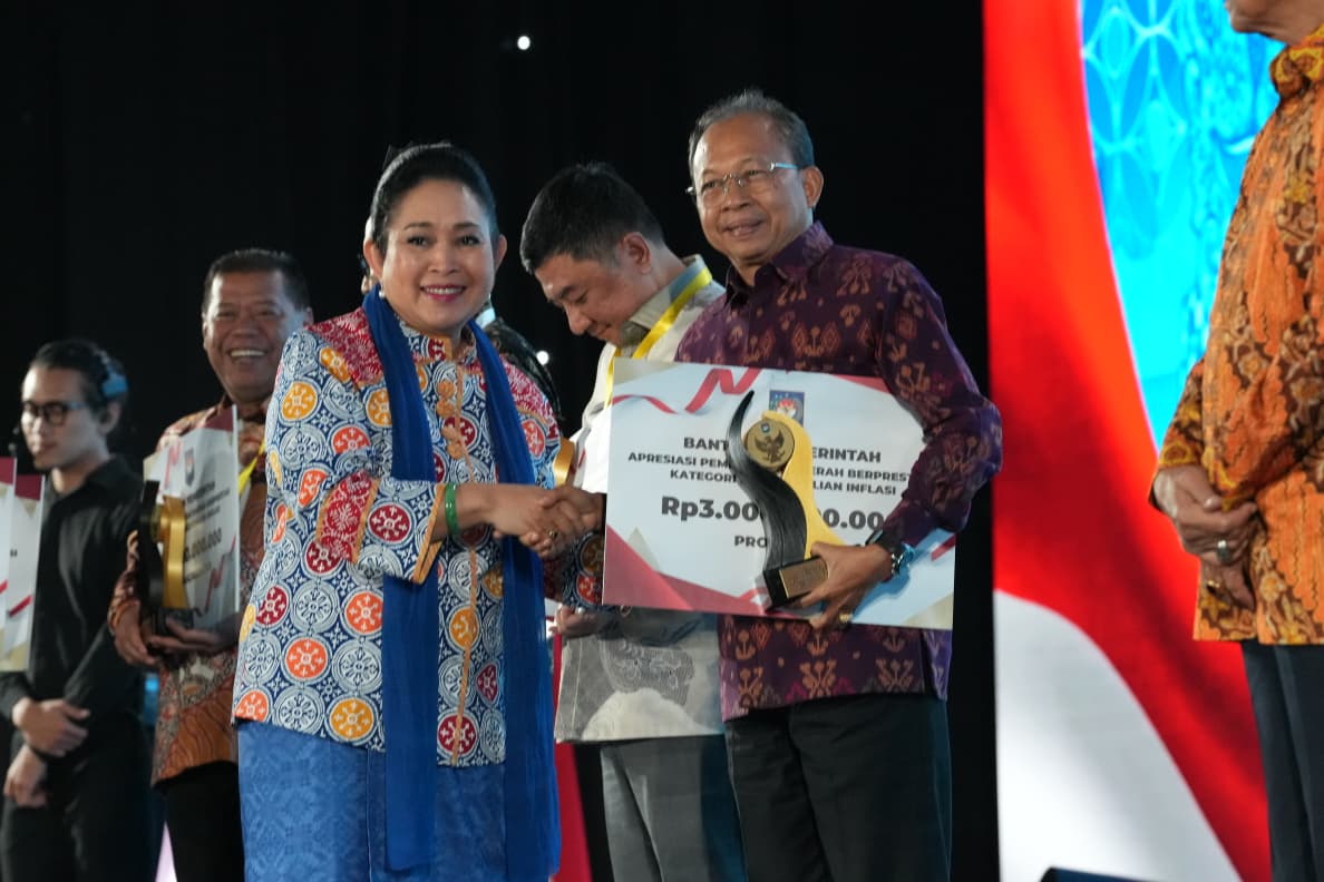 Gubernur Bali Wayan Koster saat menerima penghargaan dalam gelaran Malam Apresiasi Pemerintah Daerah Terbaik 2026 Regional Jawa–Bali, di Marriott Hotel Yogyakarta, Kamis (4/6/2026). (dok: istimewa)