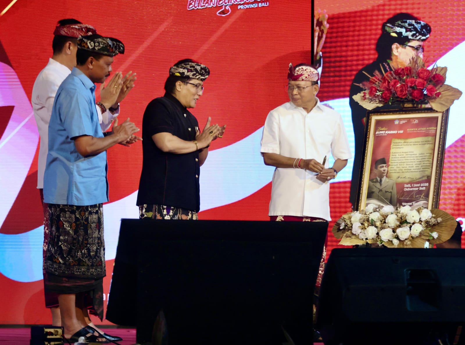 Gubernur Bali Wayan Koster bersama Wakil Gubernur Bali I Nyoman Giri Prasta saat membuka rangkaian Bulan Bung Karno VIII Tahun 2026 di Panggung Terbuka Ardha Candra, Taman Budaya Bali (Art Center), Denpasar, Senin (1/6/2026). (dok: istimewa)