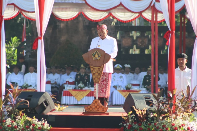 Gubernur Bali Wayan Koster saat memimpin Upacara Peringatan Hari Lahir Pancasila Tahun 2026 yang berlangsung khidmat di Lapangan Niti Mandala Renon, Denpasar, Senin (1/6/2026). (dok: istimewa)