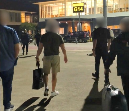 Buronan interpol ditangkap di Bandara Internasional I Gusti Ngurah Rai oleh petugas Kantor Imigrasi Kelas I Khusus TPI Ngurah Rai, pada Sabtu (6/6/2026). (dok.istimewa)