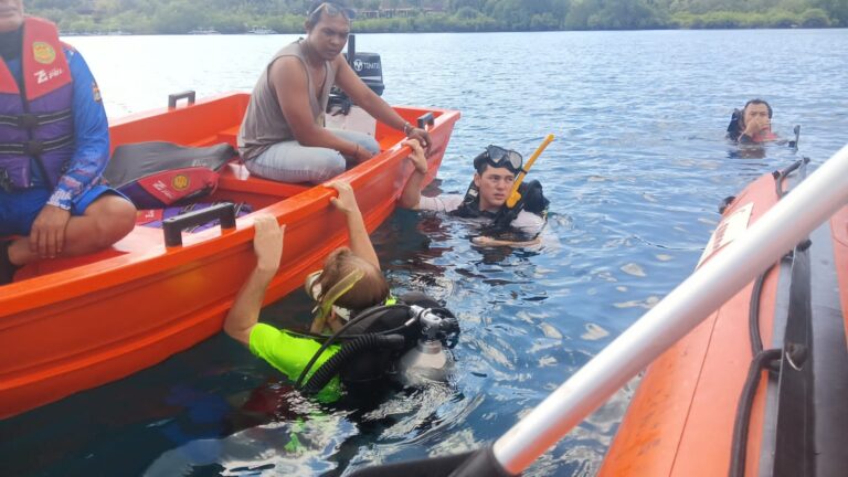 Tim SAR Gabungan saat mencari anak buah kapal (ABK) yang dilaporkan hilang di perairan Pantai Pasir Putih Banyu Wedang, Desa Pejarakan, Kecamatan Gerokgak, Kabupaten Buleleng. (dok: Tim SAR)