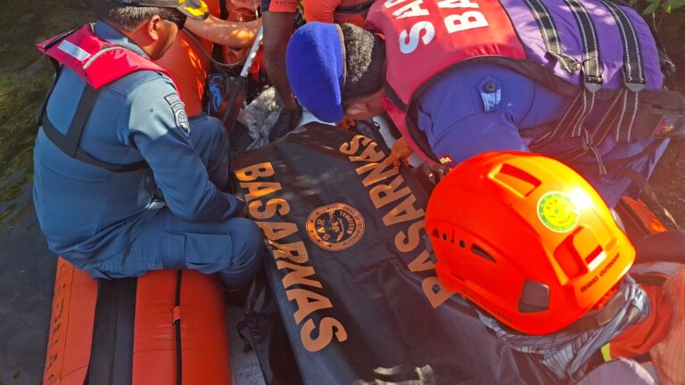 Tim SAR Gabungan temukan (ABK) Kapal Turmalin 384310, Rafles Tafa Kusuma (17) pada hari kedua di perairan Pantai Pasir Putih Banyu Wedang, Desa Pejarakan, Kecamatan Gerokgak, Kabupaten Buleleng, Kamis (2/7/2026). (dok: TimSAR)