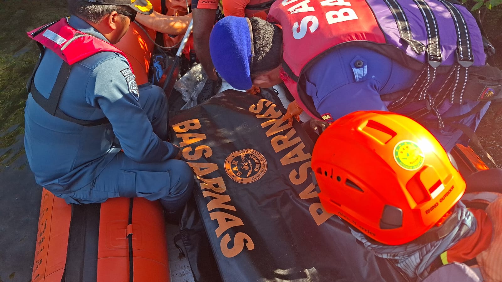 Tim SAR Gabungan temukan (ABK) Kapal Turmalin 384310, Rafles Tafa Kusuma (17) pada hari kedua di perairan Pantai Pasir Putih Banyu Wedang, Desa Pejarakan, Kecamatan Gerokgak, Kabupaten Buleleng, Kamis (2/7/2026). (dok: TimSAR)