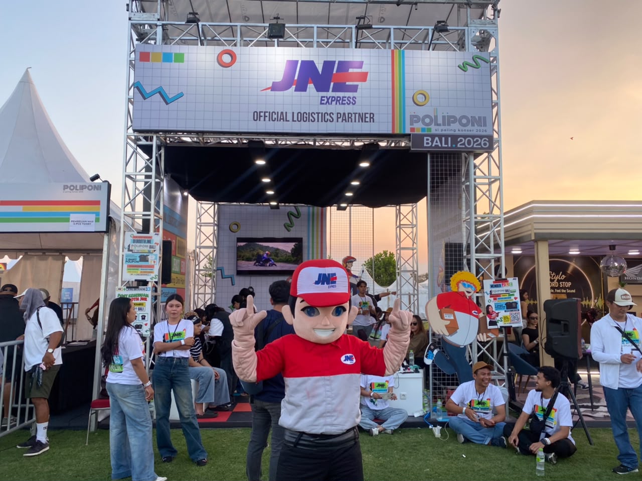 JNE sebagai Official Logistics Partner dalam gelaran konser POLIPONI "Si Paling Konser" di Gianyar, Bali, pada Sabtu (4/7/2026). (dok: istimewa)