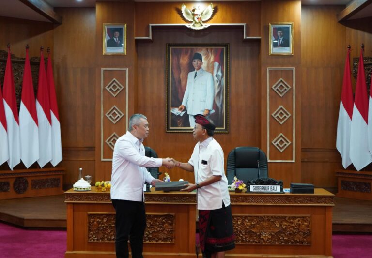Gubernur Bali Wayan Koster bersama Menteri Perhubungan Dudy Purwagandhi. (Dok. Istimewa)