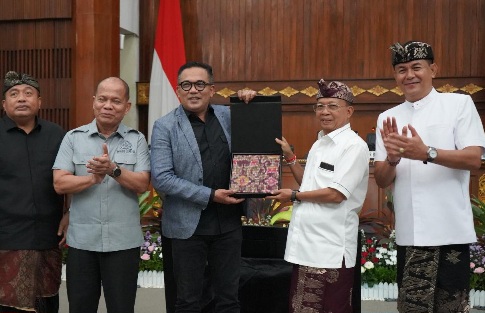 Gubernur Bali Wayan Koster bersama Wakil Ketua Badan Legislasi DPR RI, Ahmad Iman Sukri dalam kunjungan kerja Badan Legislasi (Baleg) DPR RI di Ruang Rapat Wiswa Sabha Utama, Kantor Gubernur Bali, Kamis (7/5/2026). (dok: istimewa)