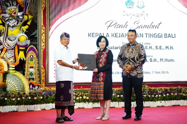 Gubernur Bali Wayan Koster saat memberikan cinderamata kepada Kepala Kejaksaan Tinggi Bali sebelumnya, Chatarina Muliana dalam acara pisah sambut Kepala Kejaksaan Tinggi Bali di Gedung Wanita Nari Graha, Panjer, Denpasar, Kamis (7/5/2026). (dok: istimewa)