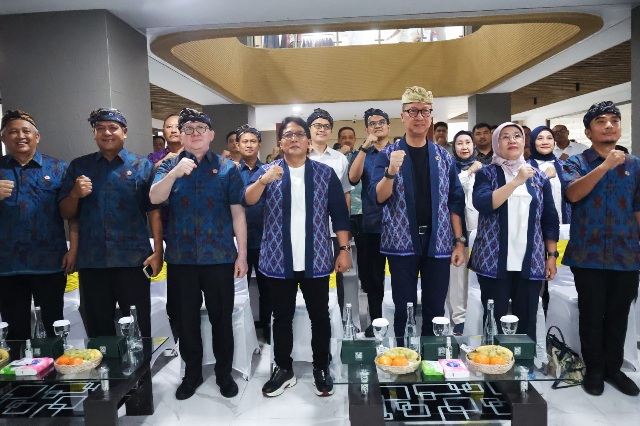 Wakil Gubernur Bali I Nyoman Giri Prasta bersama Menteri Perindustrian RI Agus Gumiwang Kartasasmita saat meresmikan Balai Pemberdayaan Industri Fesyen dan Kriya (BPIFK) di Kuta, Kabupaten Badung, Jumat (8/5/2026). (dok: istimewa)