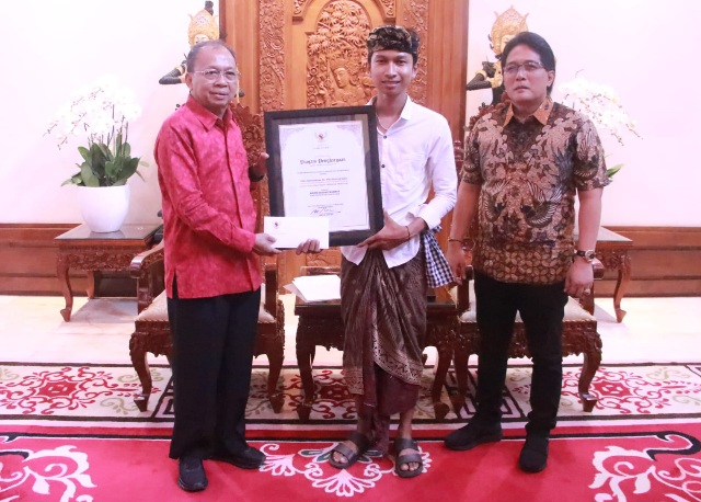 Gubernur Bali Wayan Koster bersama Wakil Gubernur Bali I Nyoman Giri Prasta serahkan piagam penghargaan dan hadiah kepada pemenang Ogoh-Ogoh Terfavorit Tahun Baru Saka 1948 di Jayasabha, Denpasar, Jumat (8/5/2026). (dok: istimewa)