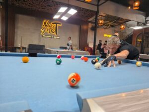 Salah satu pengunjung saat bermain biliar di Next Shot Billiard & Bistro. (dok: istimewa)