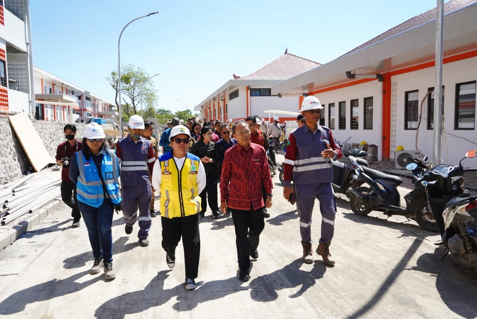 Gubernur Bali Wayan Koster saat meninjau pembangunan Sekolah Rakyat Terintegrasi 3 di Karangasem.