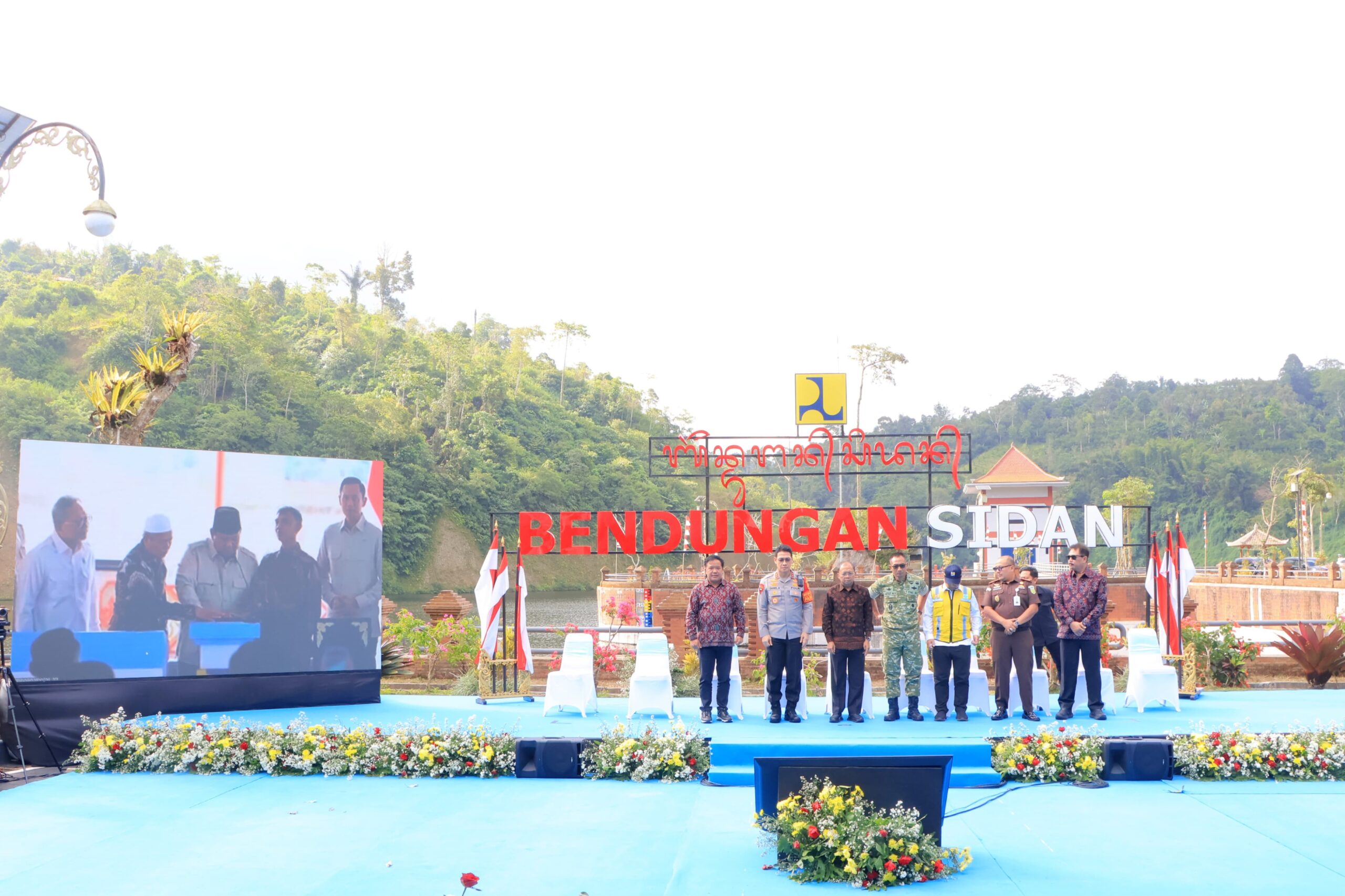 Gubernur Bali Wayan Koster saat menyaksikan peresmian Bendungan Sidan oleh Presiden Prabowo Subianto. (Dok. Istimewa)