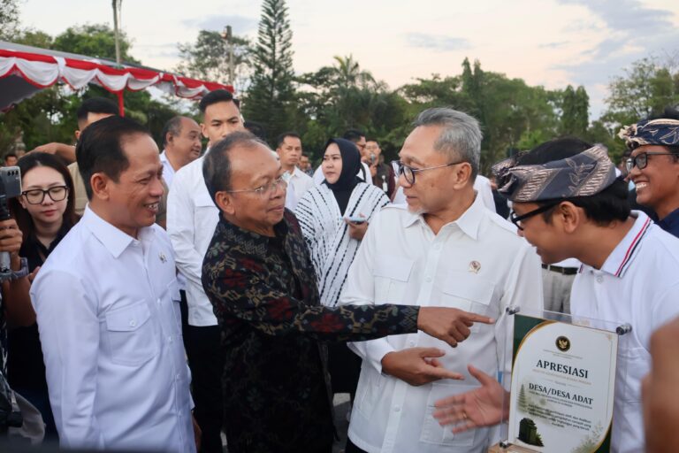 Gubernur Bali Wayan Koster bersama Menko Bidang Pangan Zulkifli Hasan dan Wamenko Bidang Pangan Hanif Faisol Nurofiq. (Dok. Istimewa)