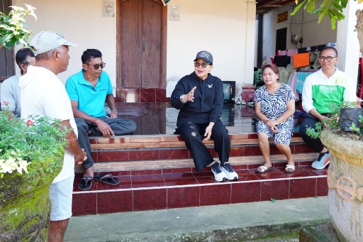 Ketua Tim Penggerak PKK Provinsi Bali, Ny. Putri Koster saat meninjau telajakan di sepanjang jalan menuju Pura Kahyangan Jagat Kancing Gumi, Minggu (7/6/2026). (dok: istimewa)