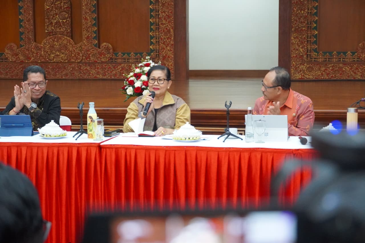 Ketua Dekranasda Provinsi Bali, Ny. Putri Koster dalam Rapat Teknis Pameran IKM Bali Bangkit dan Pameran Kuliner Tradisional Bali di Jaya Sabha, Denpasar, Selasa (9/6/2026). (dok: istimewa)