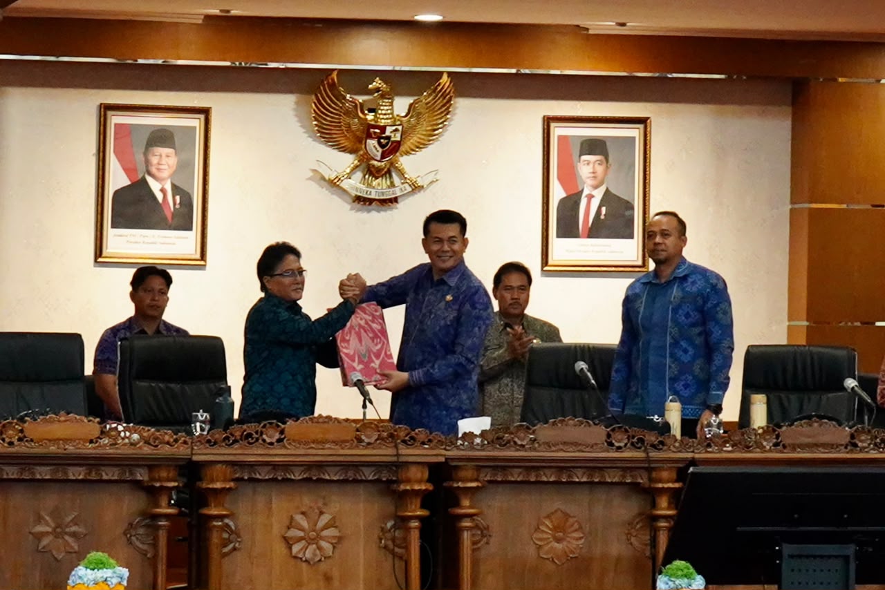 Wakil Gubernur Bali I Nyoman Giri Prasta berfoto dengan pimpinan DPRD Bali. (Dok. Istimewa)