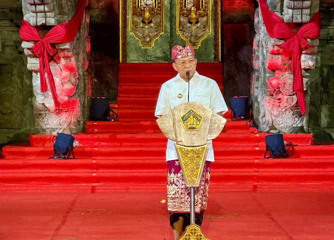 Gubernur Bali Wayan Koster saat membuka Pesta Kesenian Bali (PKB) XLVIII di Panggung Terbuka Ardha Candra, Taman Werdhi Budaya Art Center Denpasar, Sabtu (13/6/2026). (dok: istimewa)