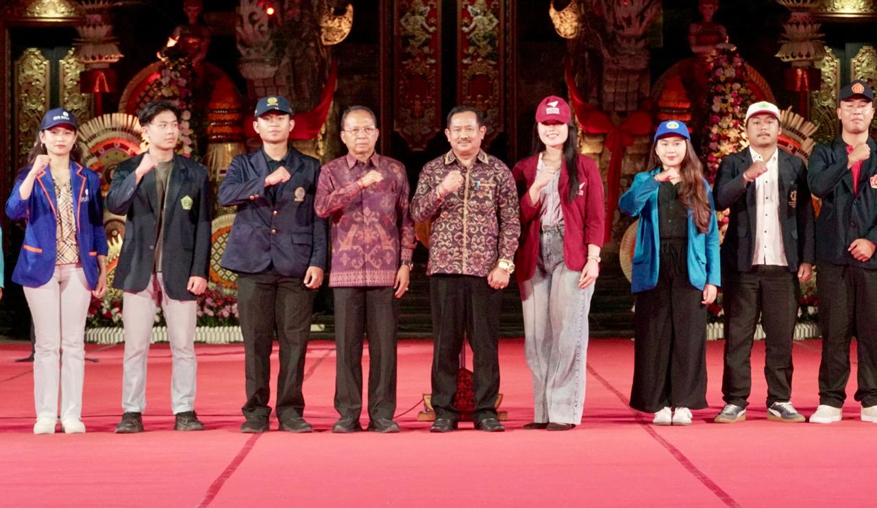 Gubernur Bali Wayan Koster bersama mahasiswa dari perguruan tinggi di Bali dalam Program Pengabdian Masyarakat Desa Kerthi Bali Sejahtera di Panggung Terbuka Ardha Candra, Taman Budaya Provinsi Bali, Denpasar, Rabu (15/7/2026). (dok: istimewa)