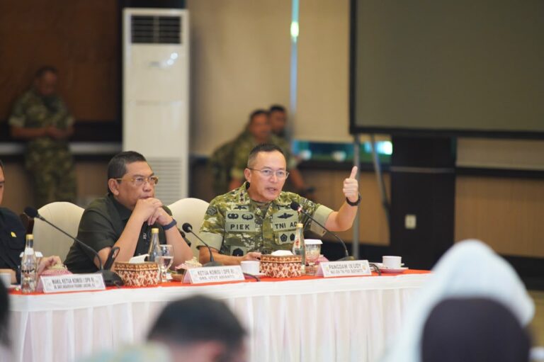Mayjen TNI Piek Budyakto saat menerima kunjungan kerja Komisi I DPR RI ke Markas Kodam IX/Udayana di Denpasar, Jumat (24/7/2026). (dok: istimewa)