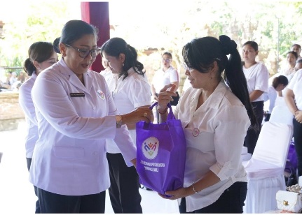 Ketua Tim Pembina (TP) Posyandu Provinsi Bali, Ny. Putri Koster, dalam Aksi Sosial TP Posyandu Provinsi Bali bertajuk Membina dan Berbagi di Gedung Serbaguna Kelurahan Pemecutan, Senin (4/5/2026). (dok: istimewa)