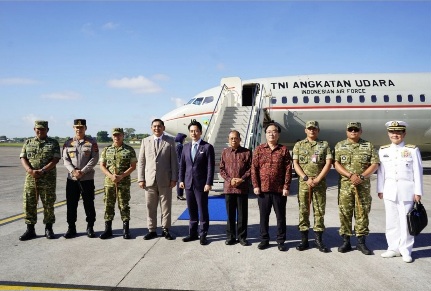 Gubernur Bali Wayan Koster saat melepas Menteri Pertahanan Republik Indonesia, Sjafrie Sjamsoeddin, bersama Menteri Pertahanan Jepang, H.E. Koizumi Shinjiro, beserta delegasi melalui VIP II Bandara Internasional I Gusti Ngurah Rai, Senin (4/5/2026). (dok: istimewa)