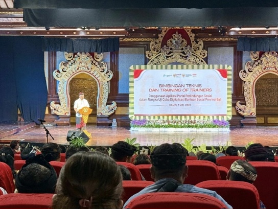 Sekda Dewa Indra saat membuka Bimbingan Teknis Percepatan Program Piloting Digitalisasi Bantuan Sosial di Gedung Ksirarnawa, Taman Budaya Art Center, Denpasar, Kamis (7/5/2026). (dok: istimewa)