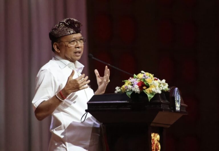 Gubernur Bali Wayan Koster di acara Sosialisasi Pengelolaan Sampah Sektor Horeka di Balai Budaya Giri Nata Mandala, Kabupaten Badung, Kamis (7/5/2026). (dok: istimewa)