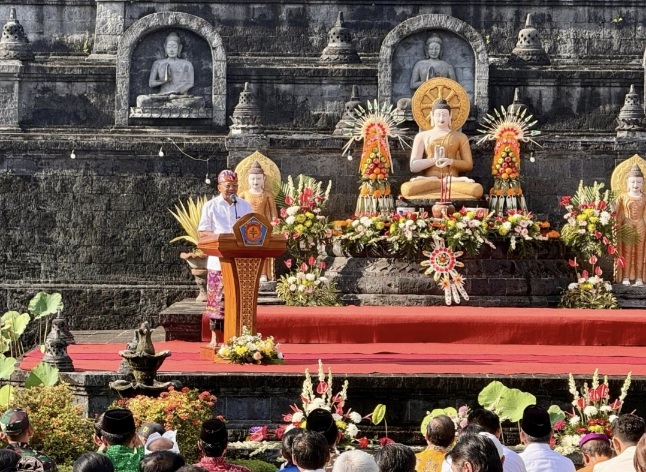 Gubernur Bali Wayan Koster dalam gelaran Walk For Peace 2026 di Brahma Vihara Arama, Kabupaten Buleleng, Jumat (9/5/2026). (dok: istimewa)