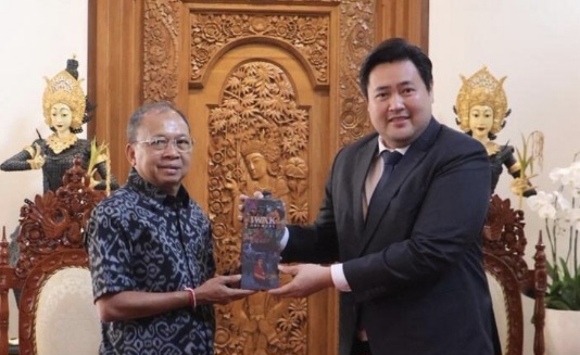 Gubernur Bali Wayan Koster berikan cinderamata kepada Gubernur Siquijor, Filipina, Jake Vincent Sarmiento Villa yang berkunjung ke Rumah Jabatan Jaya Sabha, Denpasar, Minggu (10/5/2026). (dok: istimewa)
