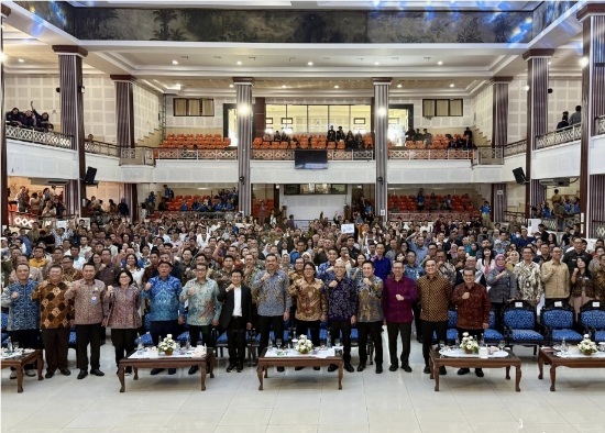Kegiatan Akad Massal 1.000 UMKM Ekonomi Kreatif dan Bursa Wirausaha Unggulan di Gedung Auditorium Widya Sabha, Universitas Udayana, Jimbaran, Badung, Rabu (13/5/2026). (dok: istimewa)