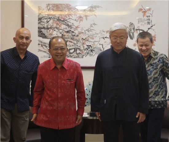 Gubernur Bali Wayan Koster bersama Konsul Jenderal Republik Rakyat Tiongkok di Denpasar, H.E. Zhang Zhisheng, bertempat di Kediaman Resmi Konsulat Jenderal Tiongkok di Denpasar, Kamis (14/5/2026). (dok: istimewa)