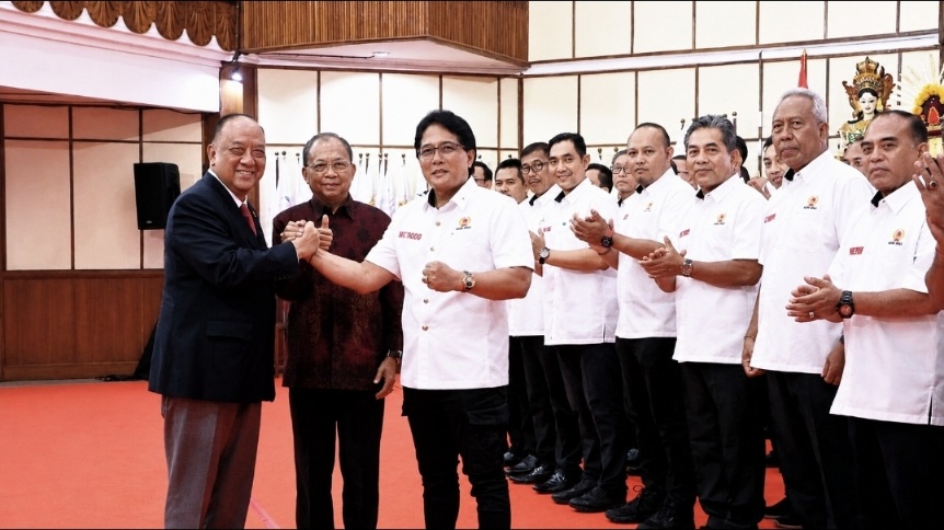Dari kiri, Ketua Umum KONI Pusat Marciano Norman, Gubernur Bali Wayan Koster, Ketua Umum Komite Olahraga Nasional Indonesia (KONI) Provinsi Bali periode 2026–2030, I Nyoman Giri Prasta. (dok: istimewa) 
